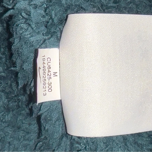 Nike Women's NSW Plush Fleece Hoodie Size Medium Atomic Teal/Enamel Green - Picture 7 of 7